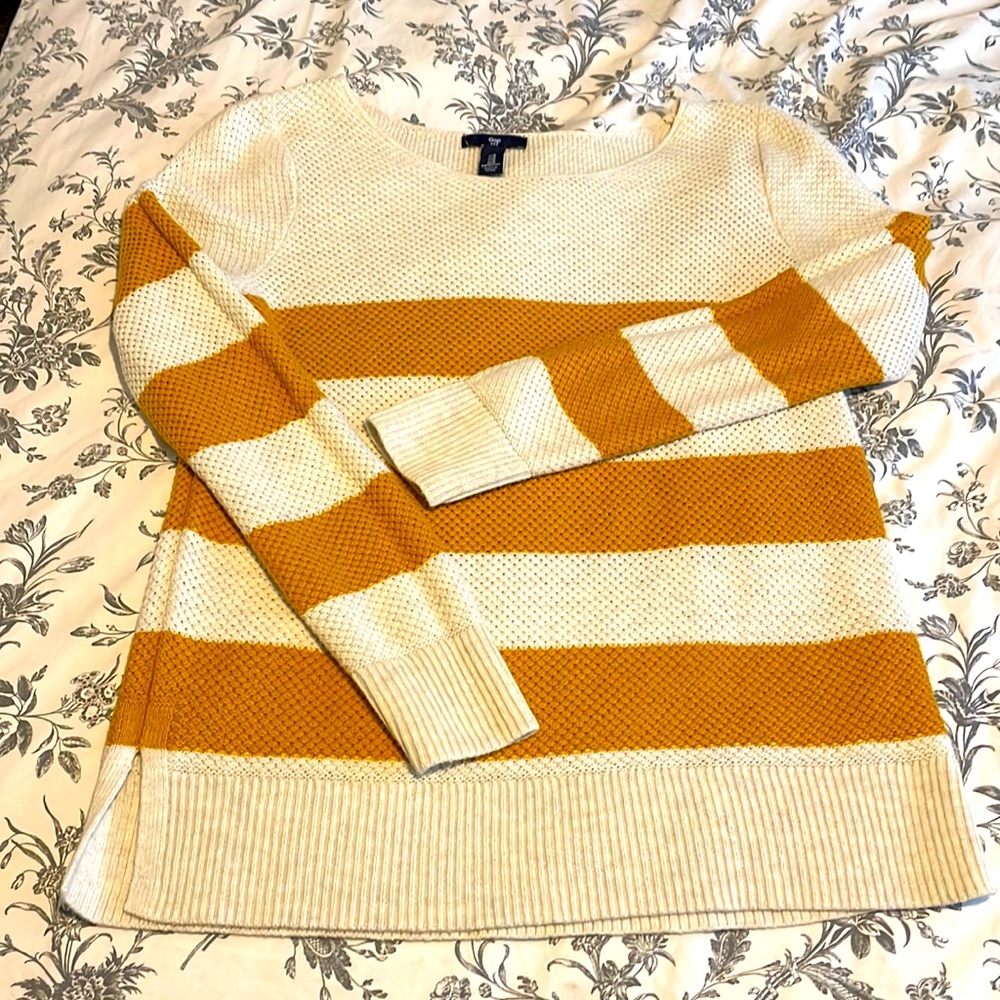 Gap knit sweater size medium